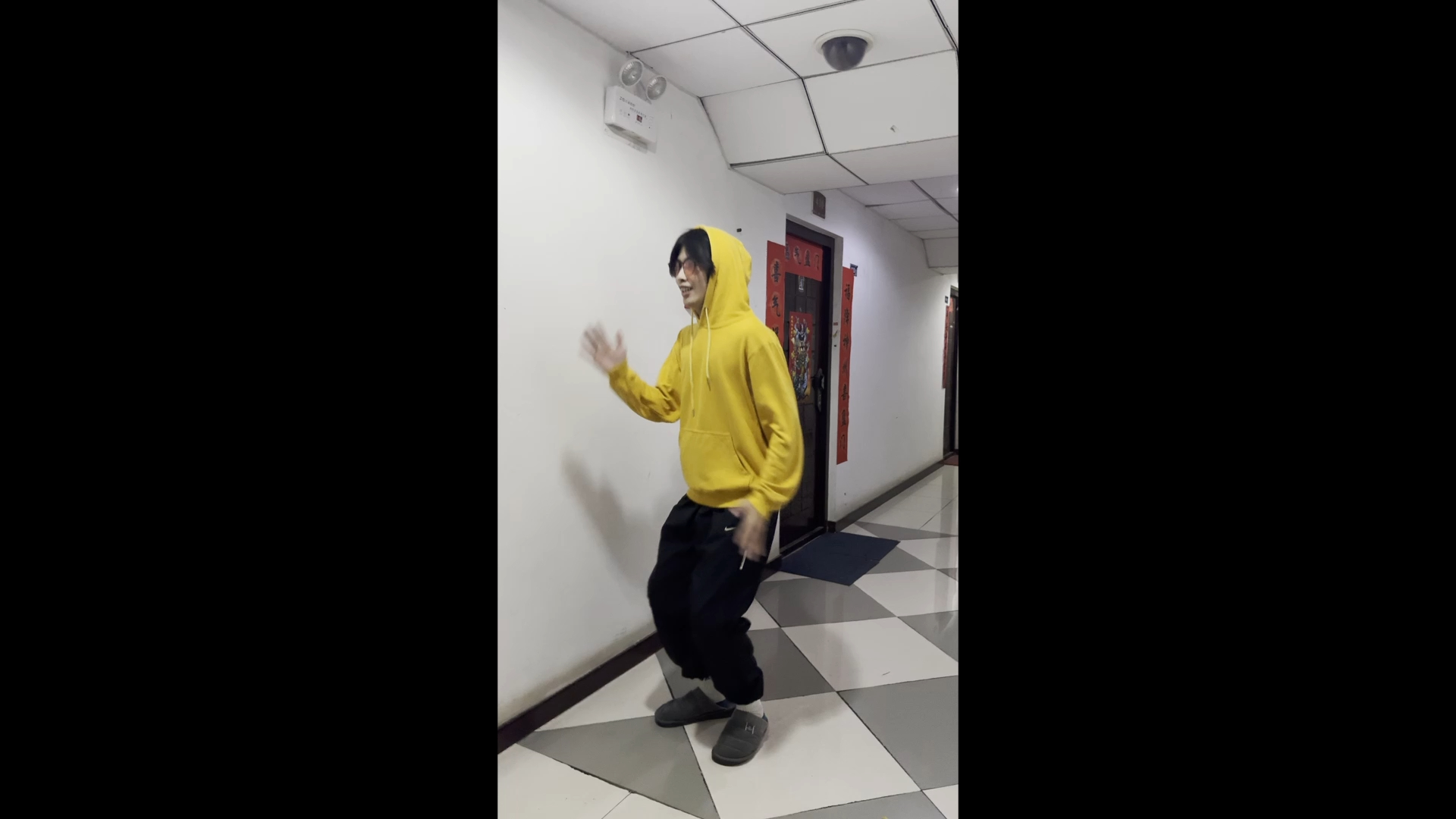 大香蕉（银荡翻跳）